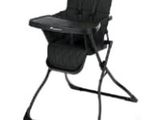 La chaise haute est noire et est équipée d'un plateau.