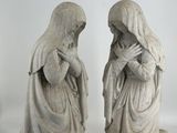deux statues représentant une femme et un homme assis par terre