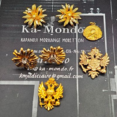 de nombreux bijoux en or exposés sur une table