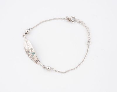 un bracelet en argent orné d'un motif de feuille