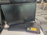 un ordinateur portable posé sur un bureau à côté d'un moniteur