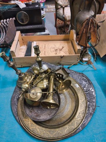 Lot de bibelot en cuivre, plateau, chandelier et divers