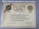 plaque d'une médaille militaire sur laquelle est fixée une médaille