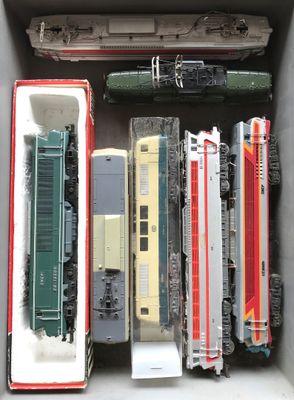plein de petits trains miniatures rangés dans une boîte