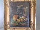 tableau représentant une nature morte avec un pichet et des fruits posés sur une table