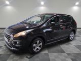 la photo d'une voiture noire garée dans un garage