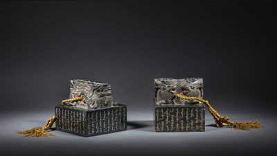 une paire de boîtes en argent et en or, surmontées de chaînes