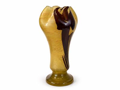 un vase jaune orné d'un motif noir et marron