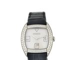 une montre-bracelet pour femme, sertie de diamants et dotée d'un bracelet en cuir noir