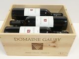 des bouteilles du Domaine Gauby dans une caisse en bois posée sur une table