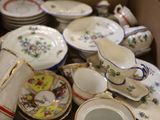 une boîte remplie d'assiettes et de bols en porcelaine
