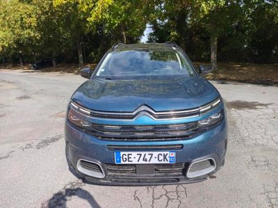 une voiture bleue garée dans un parking