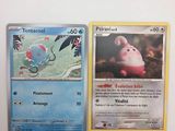 deux cartes Pokémon posées sur une surface blanche, avec l'image d'un cochon