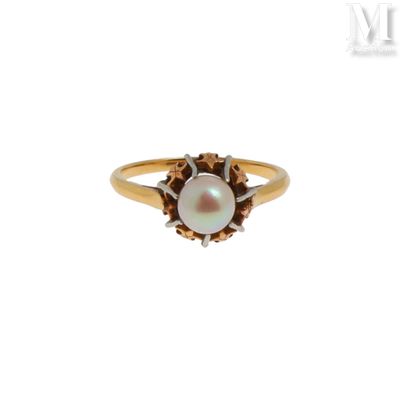 Gros plan sur une bague contenant une perle