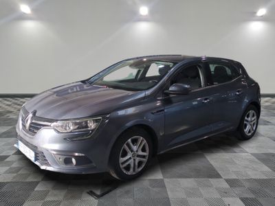 la voiture grise est garée sur un carrelage à carreaux