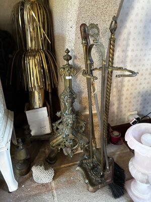 Paire de chenets en bronze à décor de mufles de lion et un s…