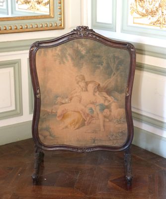 une photo d'une chaise dans une pièce où se trouve un tableau accroché au mur