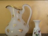 deux vases posés sur une table à côté d'un miroir