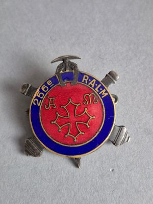 gros plan d'un badge sur une surface blanche