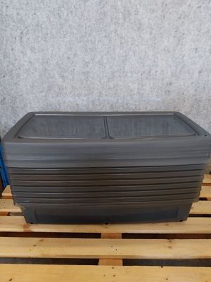 un conteneur en plastique posé sur une palette en bois