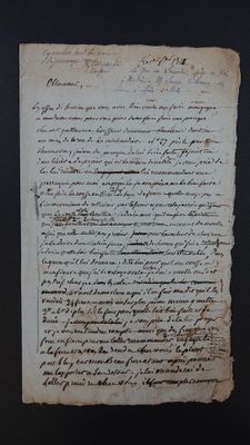 un gros plan d'un morceau de papier sur lequel on a écrit