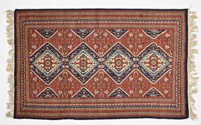 PERSE, Grand tapis fait main à motifs géométriques, à domina…