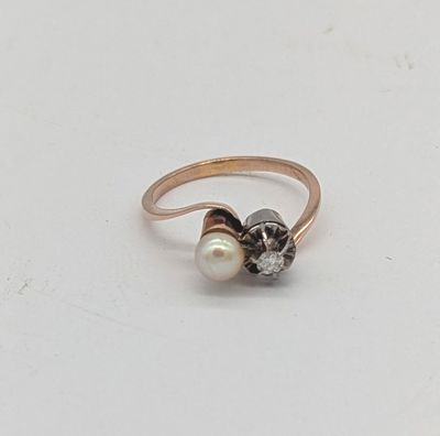 une image représentant une bague en or sertie d'une perle et d'un diamant