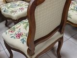 a lot of chairs that are sitting in a room