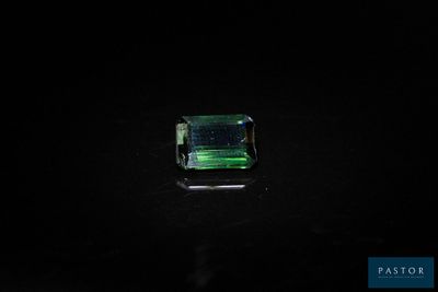 une tourmaline verte posée sur un fond noir