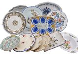 un grand nombre d'assiettes posées sur une table