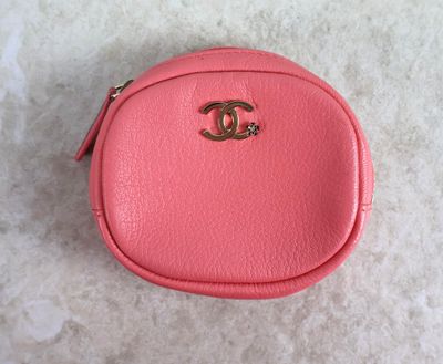 un gros plan d'un sac à main rose posé sur une surface blanche
