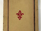un vieux livre orné d'un motif rouge et noir