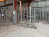 une grande cage métallique au milieu d'un bâtiment