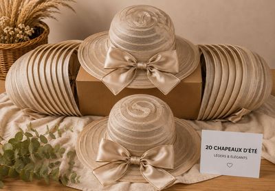 Plusieurs chapeaux sont empilés les uns sur les autres sur une table