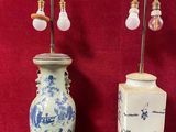 deux lampes posées l'une à côté de l'autre sur une table
