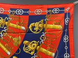 une écharpe rouge et bleue ornée de motifs dorés et argentés