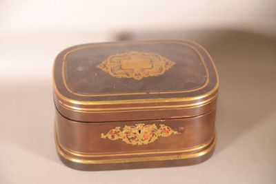 une petite boîte en métal ornée d'un motif doré