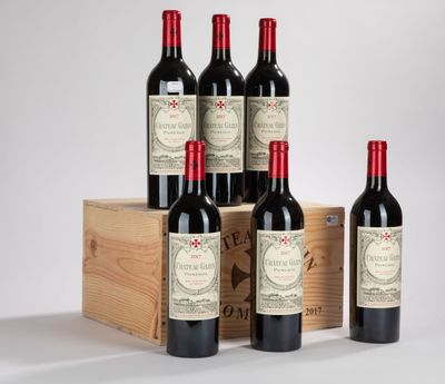 six bouteilles de vin rouge dans une caisse en bois sur fond blanc