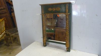 une petite armoire en bois surmontée d'un miroir