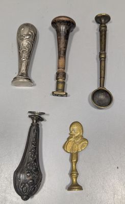 de nombreux types de cuillères et de cuillères à soupe disposées sur une surface blanche