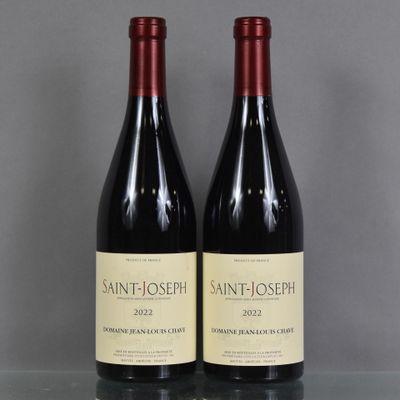 deux bouteilles de vin rouge sont posées côte à côte sur une table