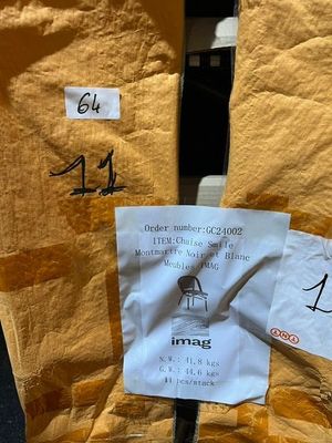 une paire de ciseaux posée sur une feuille de papier