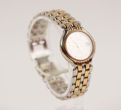 une image d'un gros plan d'une montre-bracelet sur une surface blanche