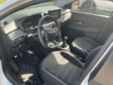 l'intérieur d'une petite voiture avec un volant et un tableau de bord