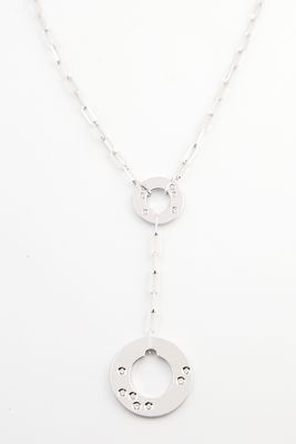 un collier en argent avec un cercle et un pendentif en forme de cercle au bout d'une chaîne