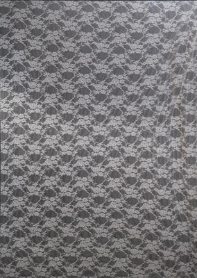 un tapis orné d'un motif noir et blanc