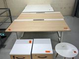 deux tables et deux tabourets dans une pièce