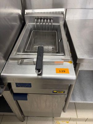 une image d'une friteuse commerciale dans une cuisine commerciale