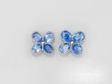 une paire de boucles d'oreilles en saphir bleu et diamants