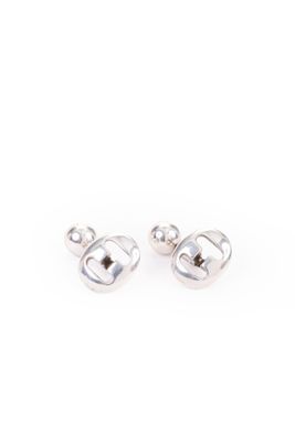 une paire de boucles d'oreilles en argent sur fond blanc